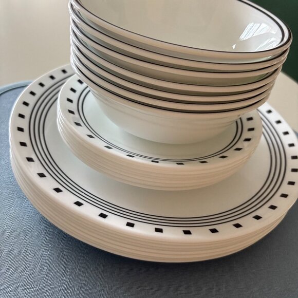 White dish set with navy detaililng - Picture 2 of 8